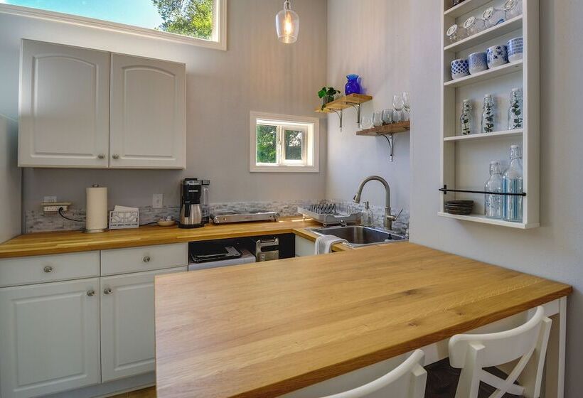 Waterfront Hood Canal Cottage: Steps To The Beach!