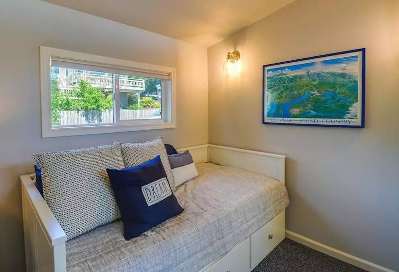 Waterfront Hood Canal Cottage: Steps To The Beach!