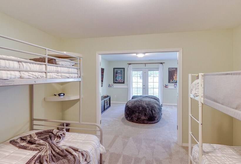 Well Appointed Mckenna Home: Fire Pit & Deck!