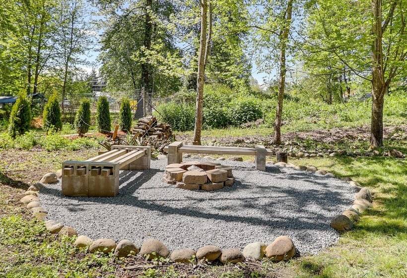 Well Appointed Mckenna Home: Fire Pit & Deck!