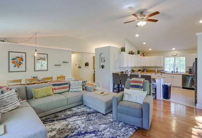 Well Appointed Mckenna Home: Fire Pit & Deck!