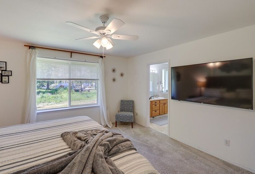 Well Appointed Mckenna Home: Fire Pit & Deck!