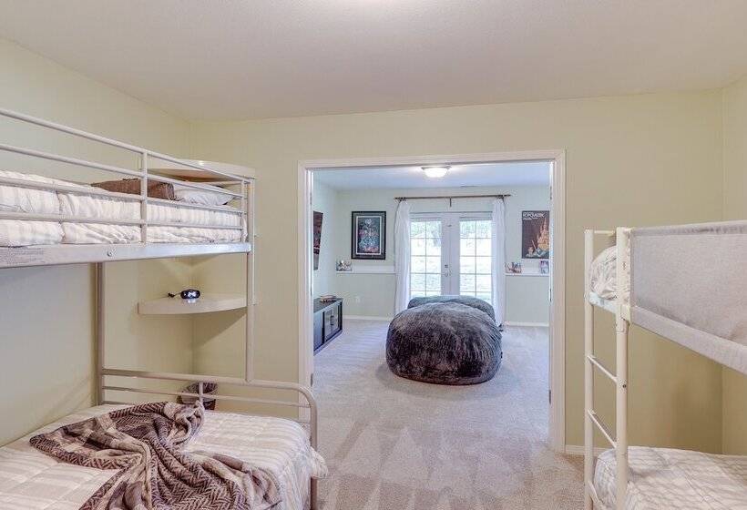 Well Appointed Mckenna Home: Fire Pit & Deck!