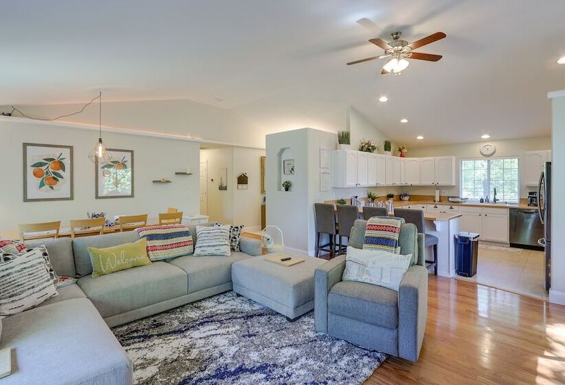 Well Appointed Mckenna Home: Fire Pit & Deck!