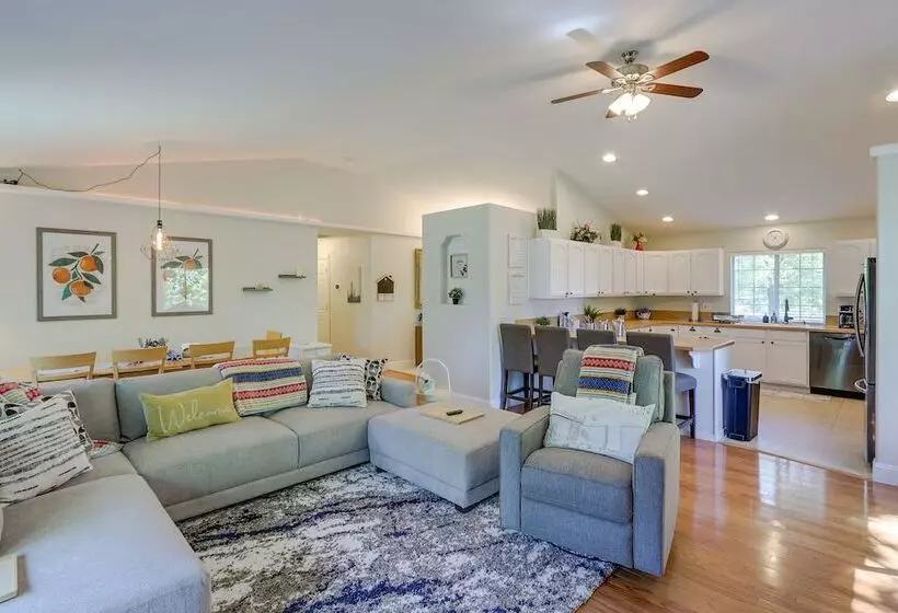 Well Appointed Mckenna Home: Fire Pit & Deck!