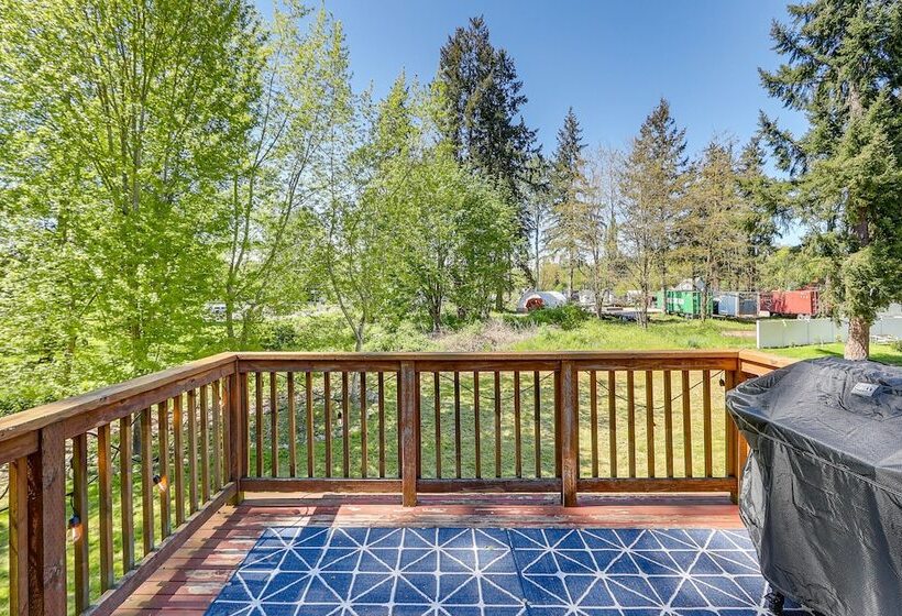 Well Appointed Mckenna Home: Fire Pit & Deck!