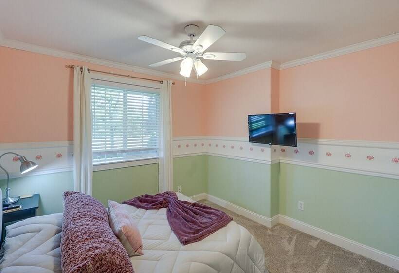 Well Appointed Mckenna Home: Fire Pit & Deck!