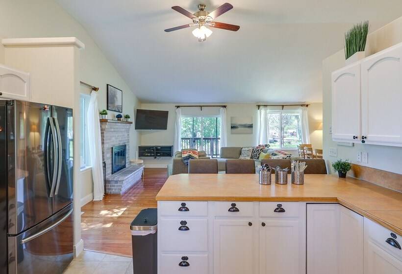 Well Appointed Mckenna Home: Fire Pit & Deck!