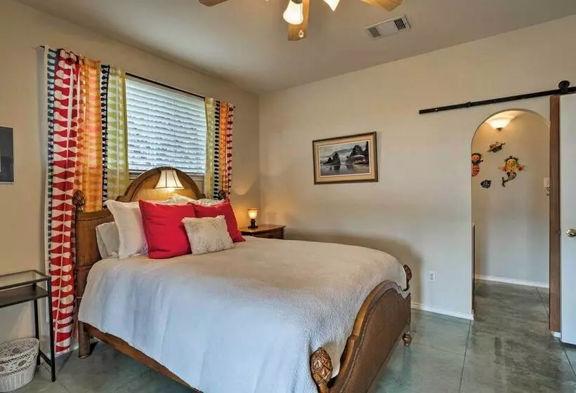 Austin Home W/ 2 Furnished Decks & Lake Views