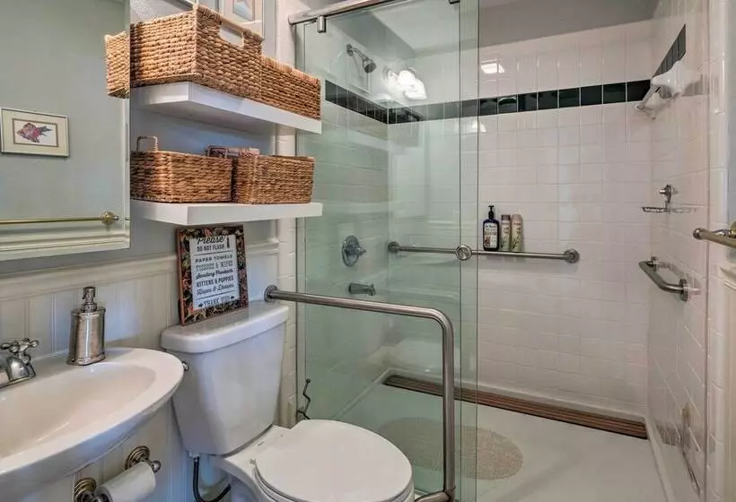 Austin Home W/ 2 Furnished Decks & Lake Views