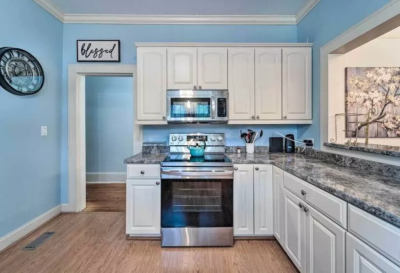 Burgaw House W/ Large Covered Porch & Swing!