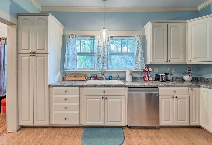 Burgaw House W/ Large Covered Porch & Swing!