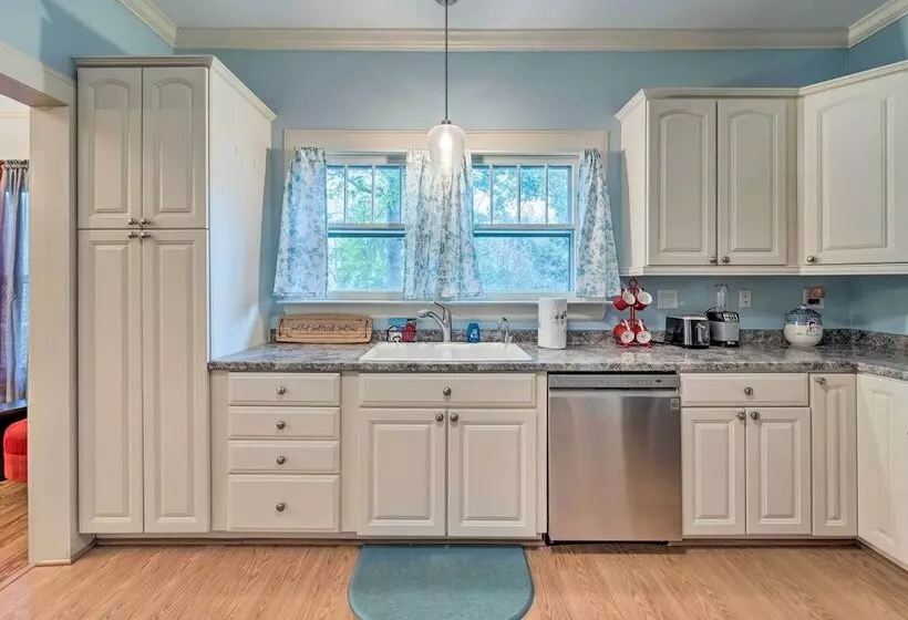 Burgaw House W/ Large Covered Porch & Swing!