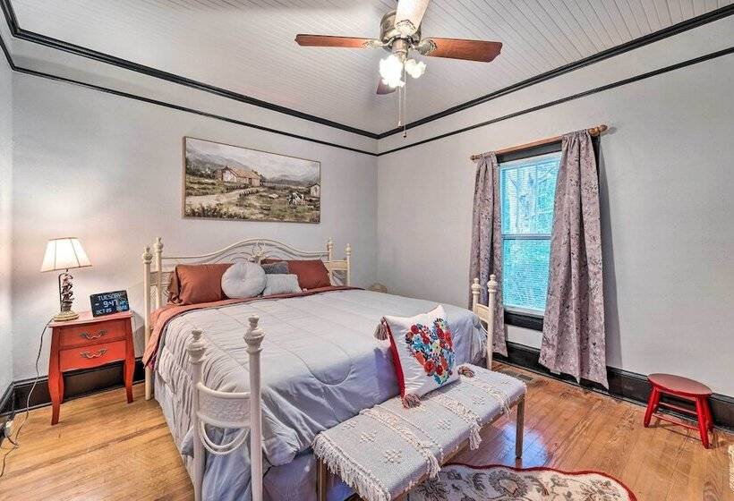 Burgaw House W/ Large Covered Porch & Swing!