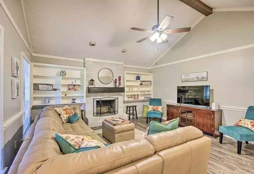 Charming Brandon Home W/ Deck, Charcoal Grill