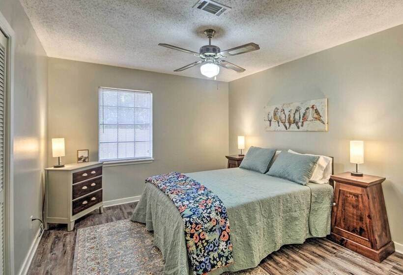 Charming Brandon Home W/ Deck, Charcoal Grill