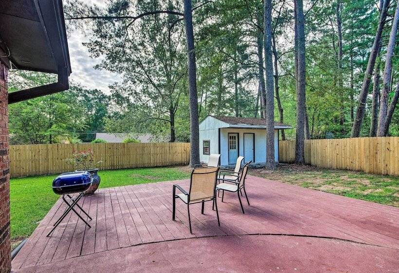Charming Brandon Home W/ Deck, Charcoal Grill