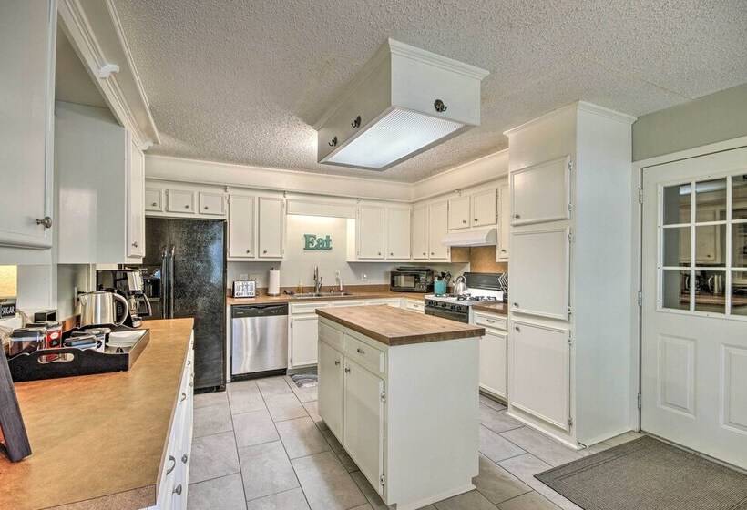 Charming Brandon Home W/ Deck, Charcoal Grill