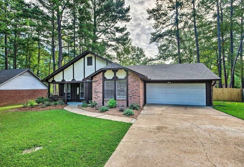 Charming Brandon Home W/ Deck, Charcoal Grill