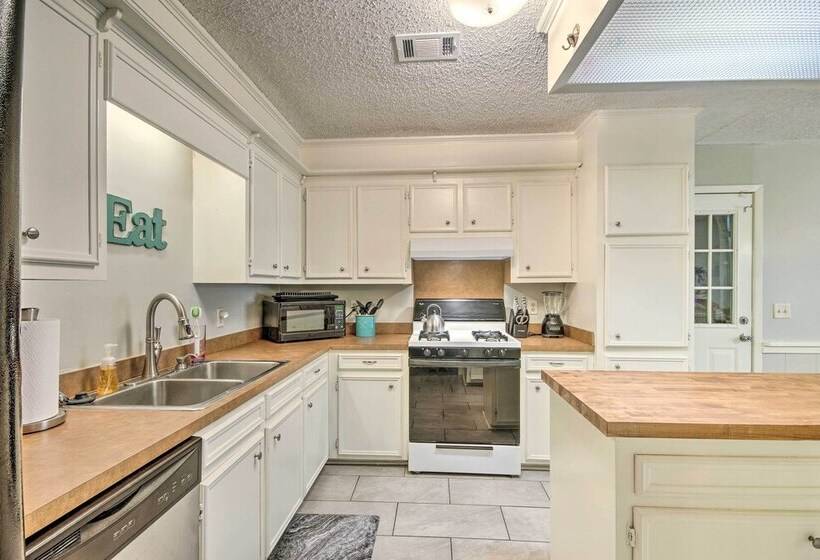 Charming Brandon Home W/ Deck, Charcoal Grill