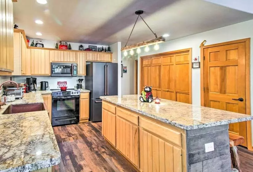 Pinetop Retreat W/ Fire Pit & Game Room!