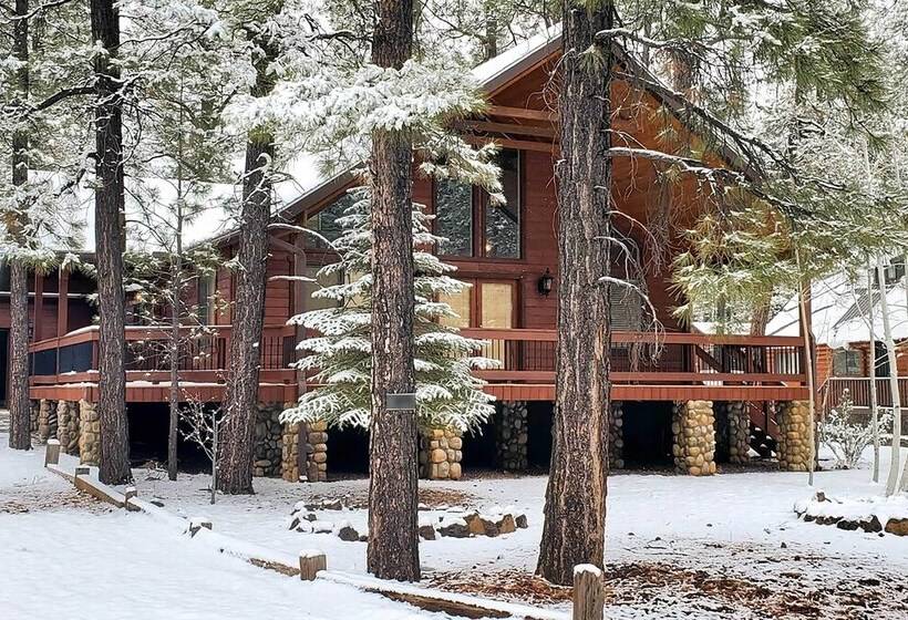 Pinetop Retreat W/ Fire Pit & Game Room!