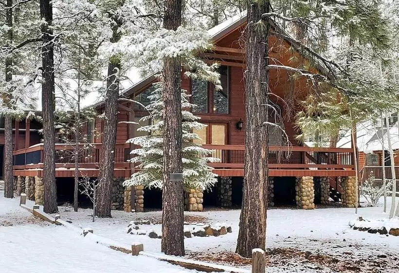 Pinetop Retreat W/ Fire Pit & Game Room!