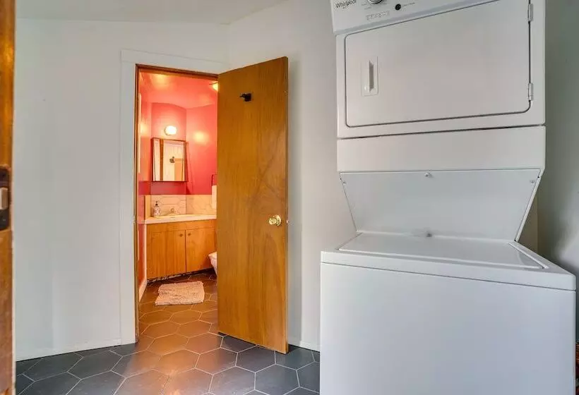 Colorful Lake Chelan Home W/ Saltwater Pool!