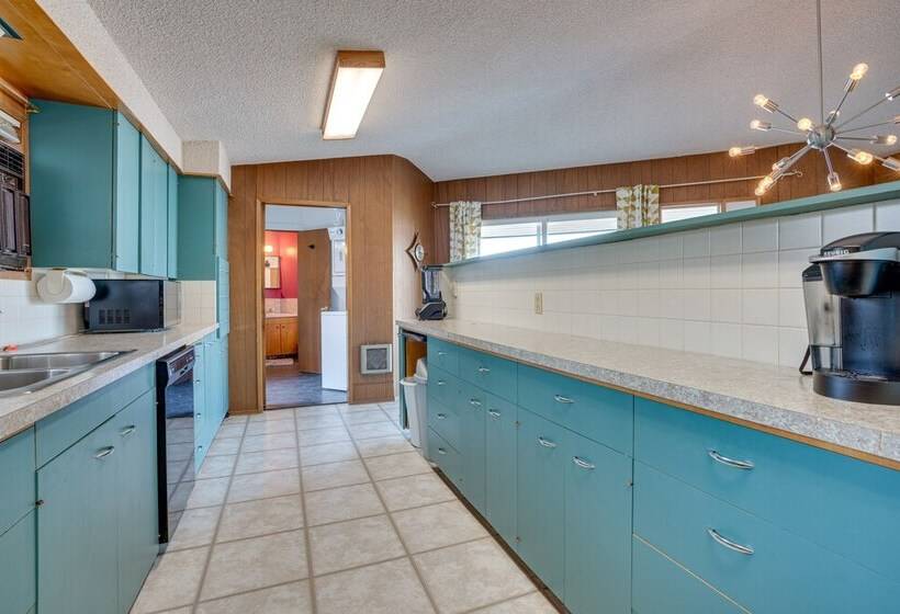 Colorful Lake Chelan Home W/ Saltwater Pool!