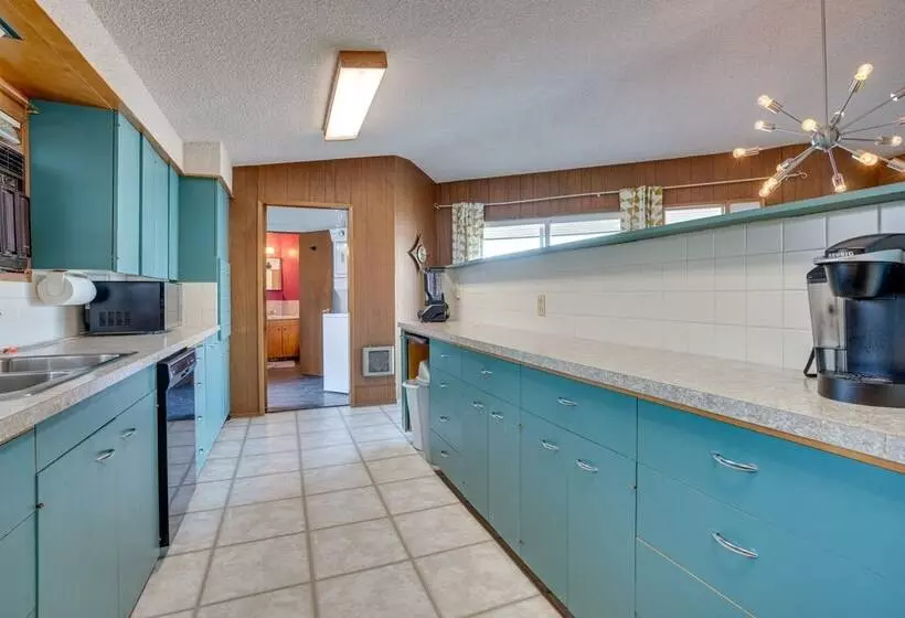 Colorful Lake Chelan Home W/ Saltwater Pool!