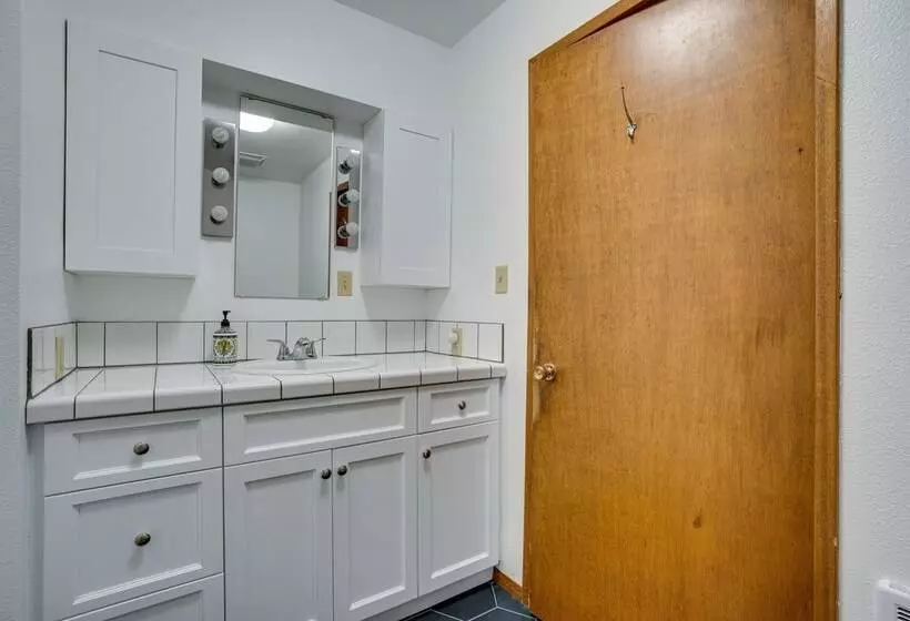 Colorful Lake Chelan Home W/ Saltwater Pool!