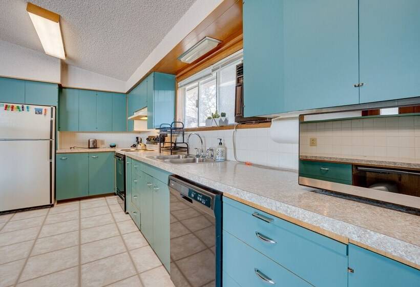 Colorful Lake Chelan Home W/ Saltwater Pool!