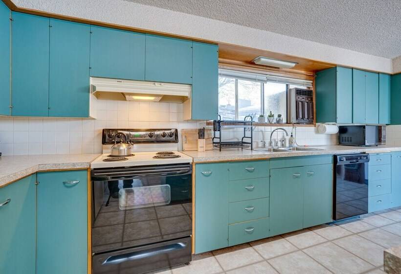 Colorful Lake Chelan Home W/ Saltwater Pool!