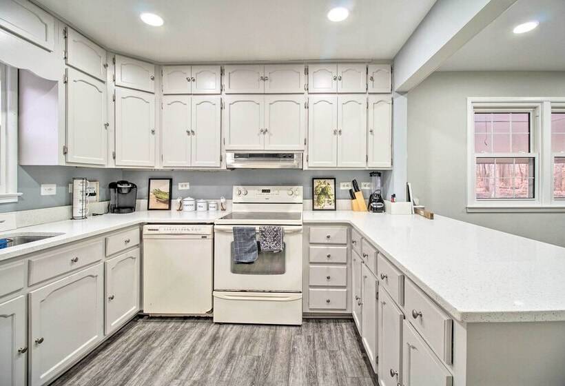 Cozy Woodbridge Home W/ Fire Pit & Deck