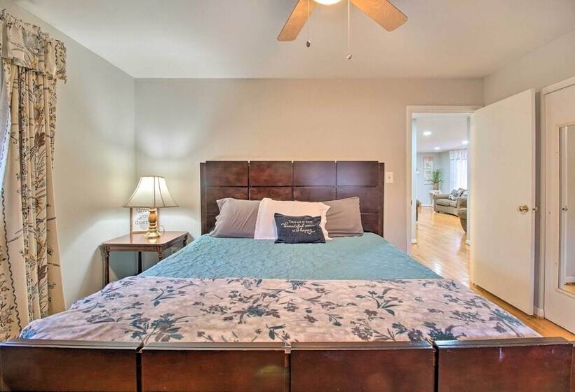 Cozy Woodbridge Home W/ Fire Pit & Deck