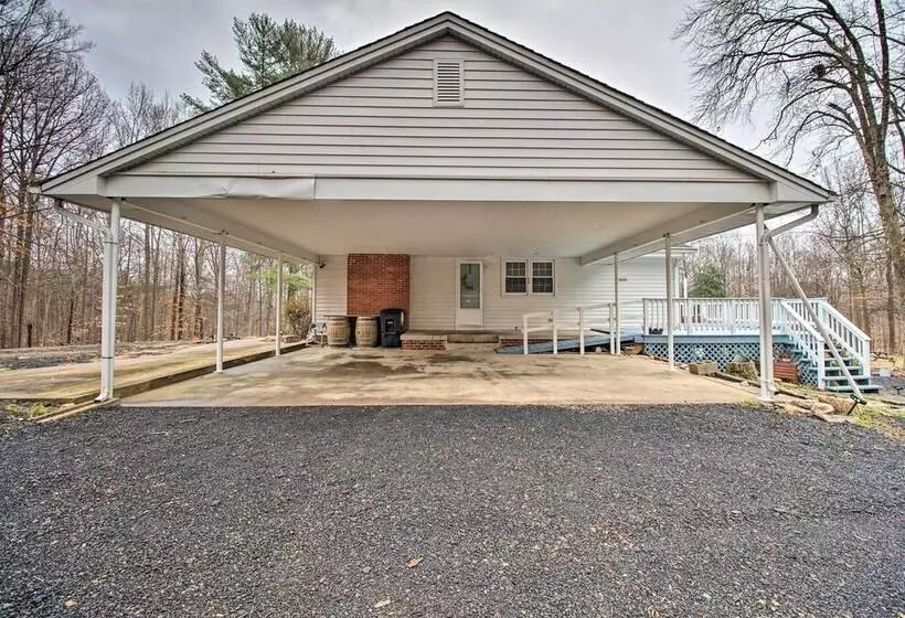 Cozy Woodbridge Home W/ Fire Pit & Deck