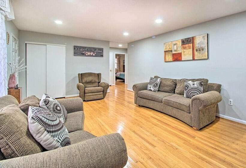 Cozy Woodbridge Home W/ Fire Pit & Deck