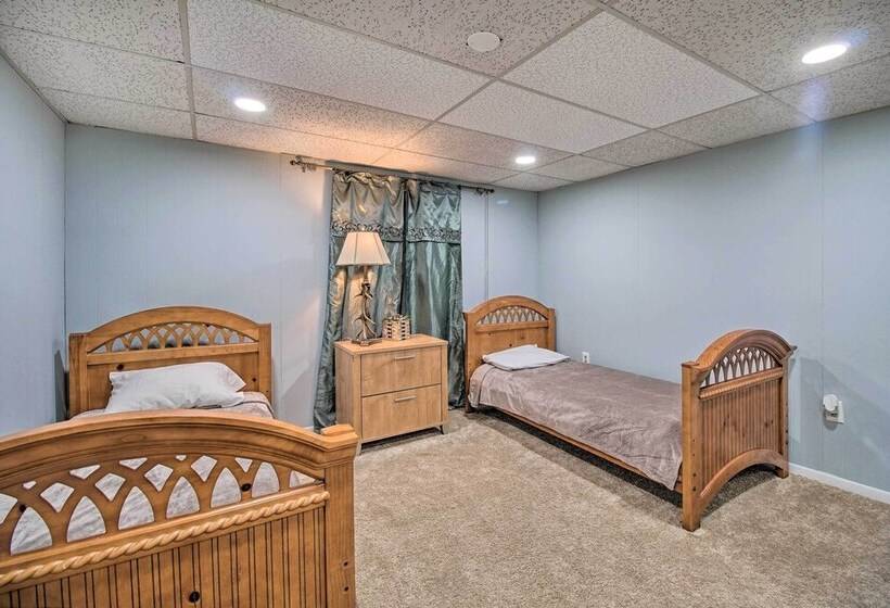 Cozy Woodbridge Home W/ Fire Pit & Deck