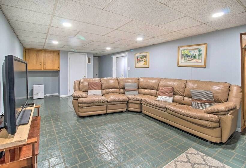 Cozy Woodbridge Home W/ Fire Pit & Deck