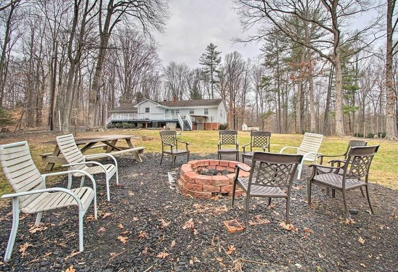 Cozy Woodbridge Home W/ Fire Pit & Deck