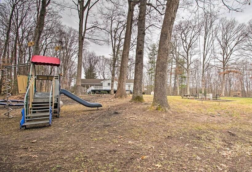 Cozy Woodbridge Home W/ Fire Pit & Deck
