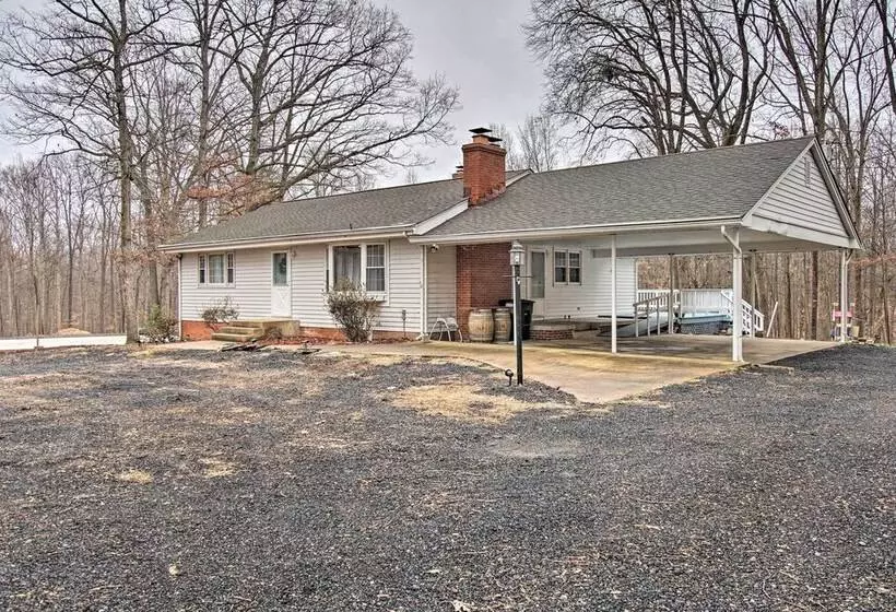 Cozy Woodbridge Home W/ Fire Pit & Deck