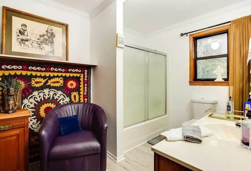 Doyline Cottage W/ Large Porch & Lake Access!