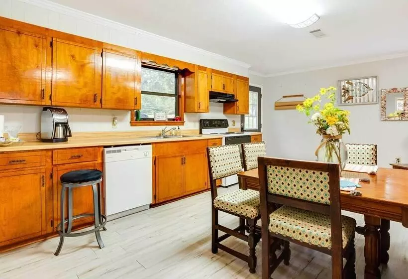 Doyline Cottage W/ Large Porch & Lake Access!