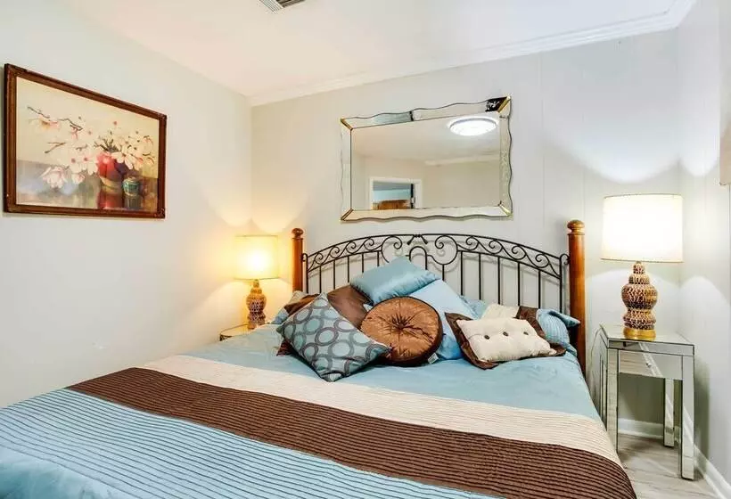 Doyline Cottage W/ Large Porch & Lake Access!