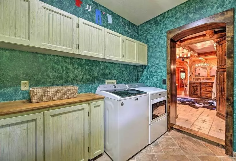 Eureka Springs Area Cabin W/ Deck + 7 Acres!