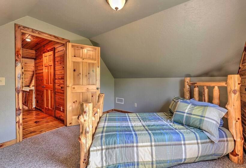 Eureka Springs Area Cabin W/ Deck + 7 Acres!