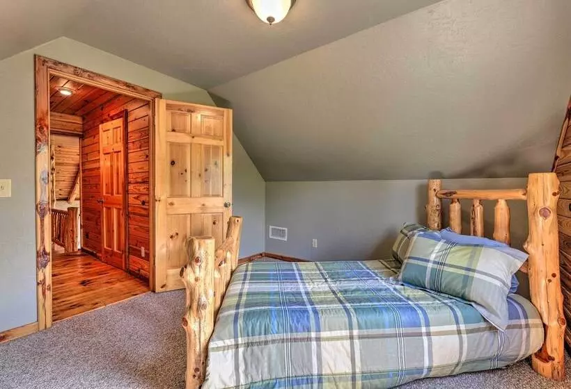 Eureka Springs Area Cabin W/ Deck + 7 Acres!