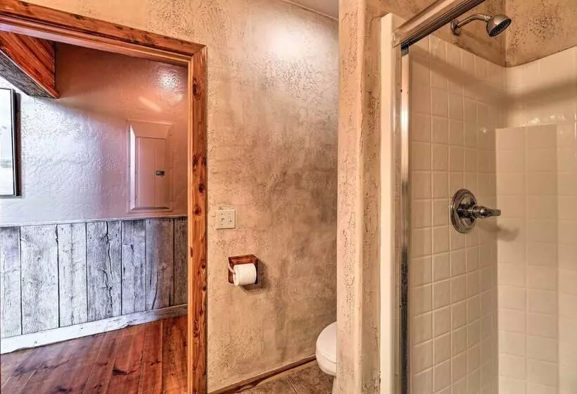 Eureka Springs Area Cabin W/ Deck + 7 Acres!