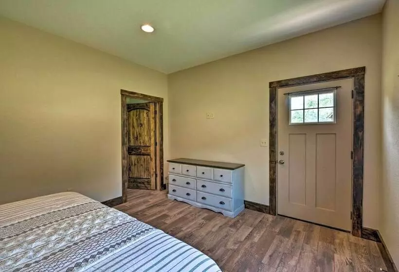 Eureka Springs Area Cabin W/ Deck + 7 Acres!